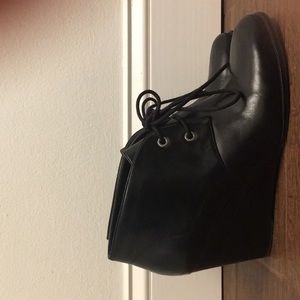 Black wedges
